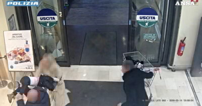Copertina di Aggredisce una bimba in un supermercato per rapirla e le rompe il femore: il video delle telecamere di sorveglianza
