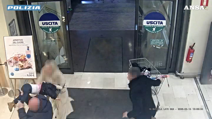 aggredisce una bimba in un supermercato per rapirla e le rompe il femore il video delle telecamere di sorveglianza da Ilfattoquotidiano.it aggredisce una bimba in un supermercato per rapirla e le rompe il femore il video delle telecamere di sorveglianza