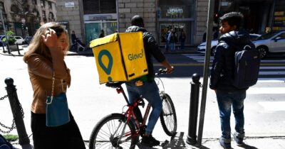 Copertina di Non solo Glovo&C., sono 500mila i falsi lavoratori  autonomi in Italia