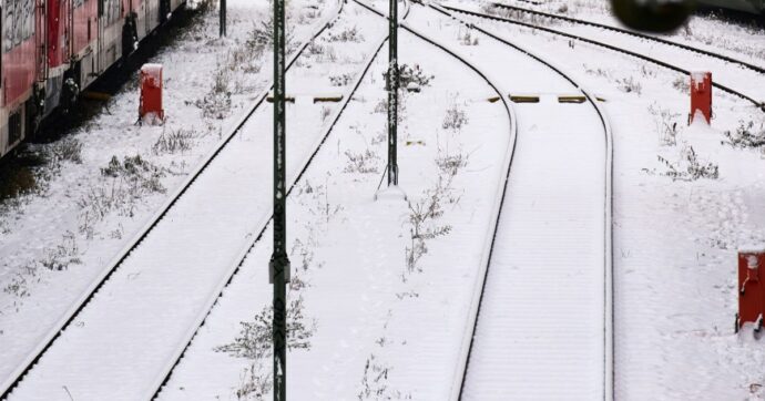 Svizzera, treno deraglia a causa di una valanga: diversi feriti. “A bordo c’erano circa 80 persone”