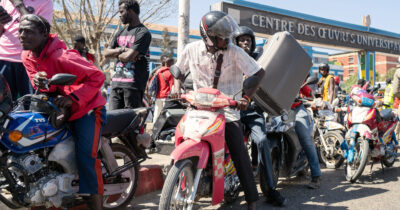 Copertina di Proteste in università in Senegal, la polizia irrompe e uccide uno studente: come si è arrivati a questo punto?