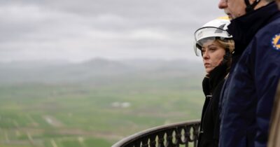 Copertina di Meloni torna a Niscemi e annuncia un decreto: “In arrivo per il Comune 150 milioni per la frana”