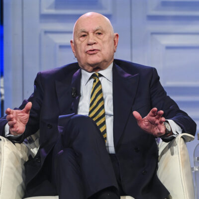 Copertina di Nordio vuole i nomi di chi finanzia il No: Bartolozzi scrive all’Anm. La risposta: “È contrario alla privacy”. Pd: “Liste di proscrizione”