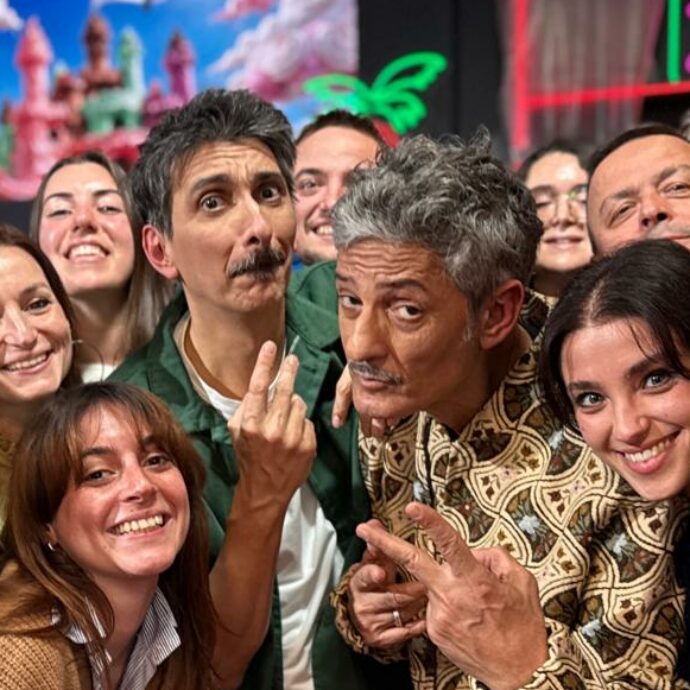 “Ma è vera sta cosa che tra le città in cui si fa più sesso c’è Napoli? Se si fa più sesso è merito di Gigi D’Alessio!”: l’ironia di Fiorello a “La Pennicanza”