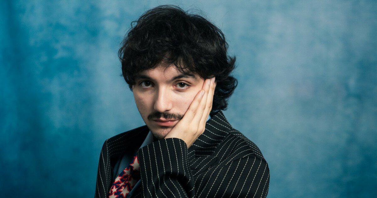 “Massimo Troisi mi ha salvato. I numeri degli stream sono una droga, ma il vero successo è vedere le persone ai miei concerti. A Sanremo vado con la PlayStation”: parla Mazzariello