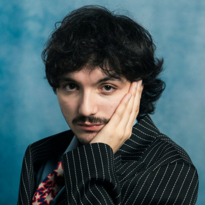 “Massimo Troisi mi ha salvato. I numeri degli stream sono una droga, ma il vero successo è vedere le persone ai miei concerti. A Sanremo vado con la PlayStation”: parla Mazzariello