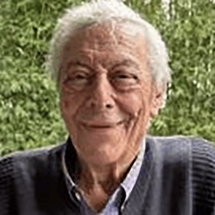 Un uomo di 85 si trova in pigiama a casa sua: due uomini entrano, lo prendono e lo trascinano in auto per rapirlo. Ma è la persona sbagliata