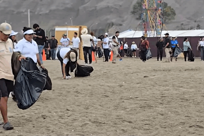 La spiaggia più popolare del Perù chiude. Il sindaco: “I turisti hanno generato oltre 20 tonnellate di spazzatura in una settimana. Serve educarli con le cattive”