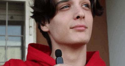 Copertina di È morto Damiano Alberti, aveva 23 anni. Il content creator raccontava sui social il suo percorso con un cancro alla gamba