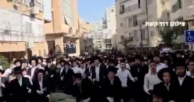 Copertina di Israele, ultraortodossi in rivolta contro gli ordini di leva: folla insegue i soldati Idf. Scontri e 23 arresti