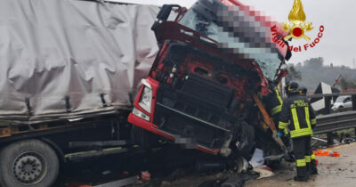 Copertina di Camion invade la carreggiata opposta sull’A1 nel Fiorentino: ferito il conducente. Traffico bloccato e code
