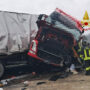 Copertina di Camion invade la carreggiata opposta sull’A1 nel Fiorentino: ferito il conducente. Traffico bloccato e code