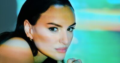 Copertina di “L’Inno d’Italia di Laura Pausini? Non l’avrei saputo fare così. Mi sento isolata e a disagio quando mi dicono che ho la voce più bella”: così Arisa