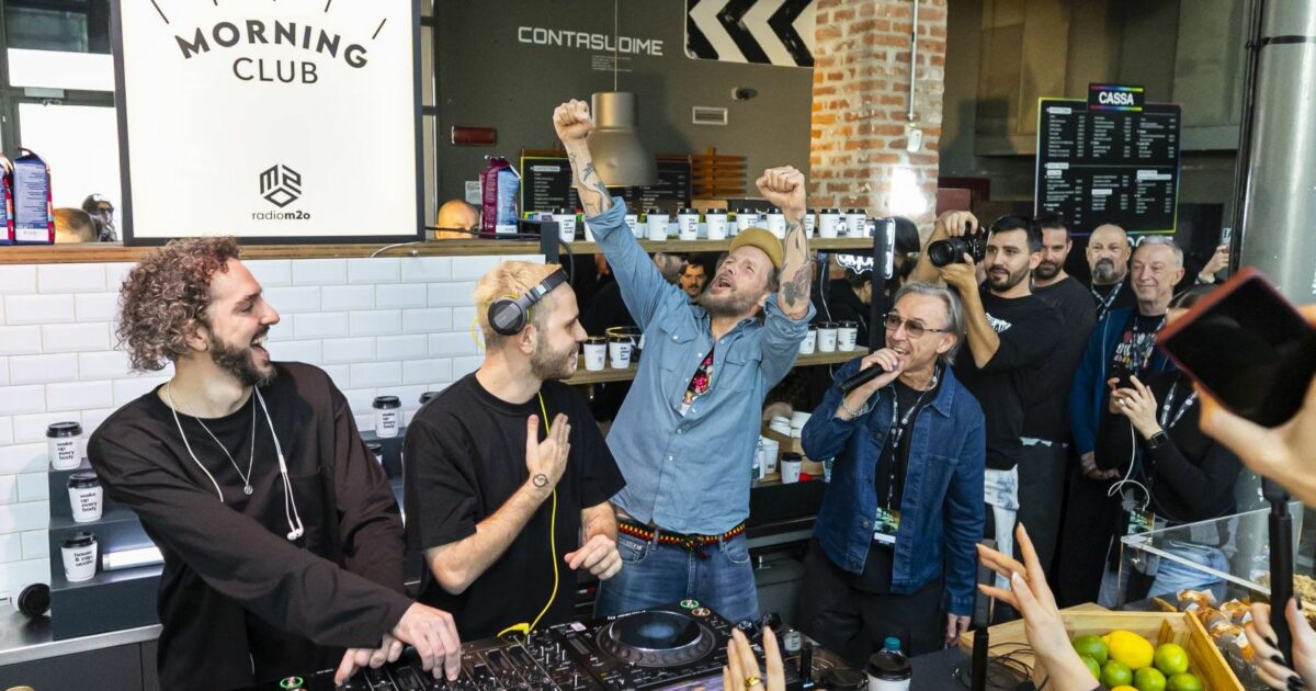 Jovanotti torna in consolle e si scatena con Albertino e i Parisi: “È mezzanotte o mezzogiorno? Tra un po’ se vanno avanti così dovranno farla a San Siro la domenica mattina” – IL VIDEO
