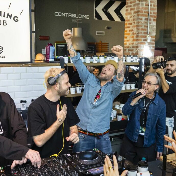 Jovanotti torna in consolle e si scatena con Albertino e i Parisi: “È mezzanotte o mezzogiorno? Tra un po’ se vanno avanti così dovranno farla a San Siro la domenica mattina” – IL VIDEO