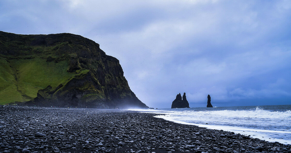 La spiaggia nera di Reynisfjara in Islanda non esiste più. Era la location de Il Trono di Spade: “Mareggiate e venti forti l’hanno cancellata”