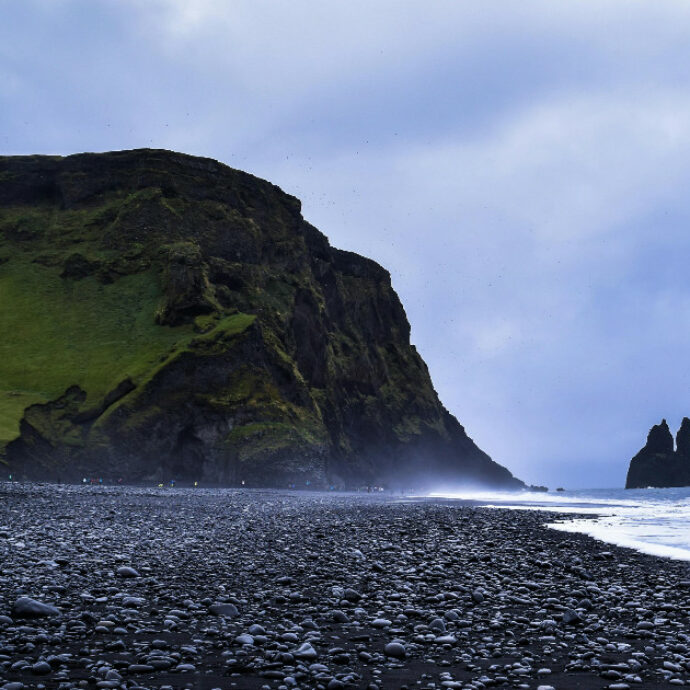La spiaggia nera di Reynisfjara in Islanda non esiste più. Era la location de Il Trono di Spade: “Mareggiate e venti forti l’hanno cancellata”