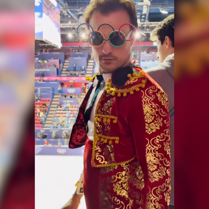 Vestito da torero per supportare la fidanzata alle Olimpiadi: il tifo speciale per Sara Conti – Video