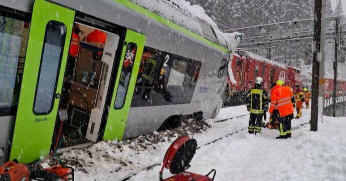Svizzera, treno regionale deraglia a causa di una valanga: cinque feriti. A bordo c’erano 29 persone