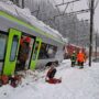 Copertina di Valanga fa deragliare un treno in Svizzera: diversi feriti. “A bordo c’erano 80 passeggeri”