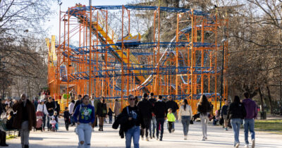Copertina di Treviso, 15enne sbalzata da una giostra in corsa durante il Carnevale: è in ospedale con un trauma cranico