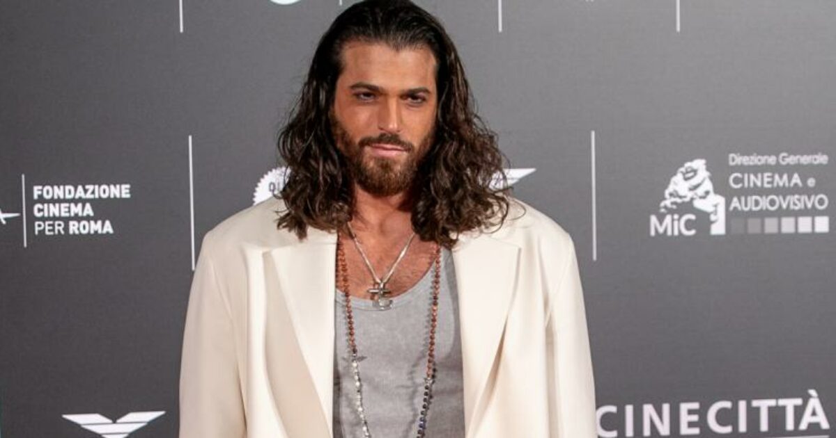 “Non sono un uomo che si affida alla fortuna”. Al Festival di Sanremo arriva Can Yaman, l’ex avvocato fustacchione a cui giacca e cravattino stavano strette