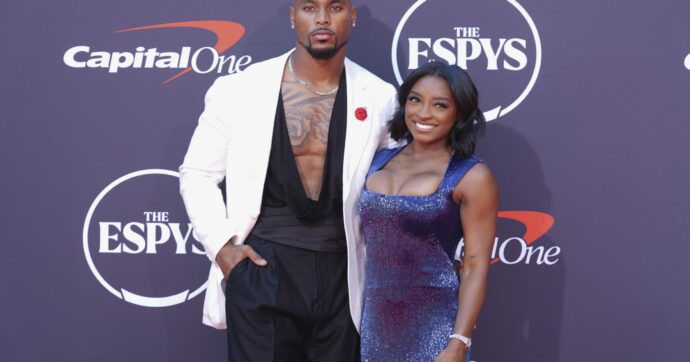 “Qualcuno ha appena provato a strapparmi la borsa, dovevate vedere la sua faccia”: Jonathan Owens, marito di Simone Biles, racconta il tentato furto a Milano