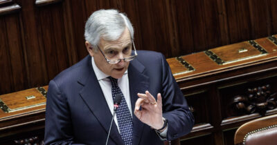 Copertina di Tajani annuncia la partecipazione dell’Italia al Board of Peace per Gaza. L'opposizione attacca, lui replica: “Non è vero che scodinzoliamo”