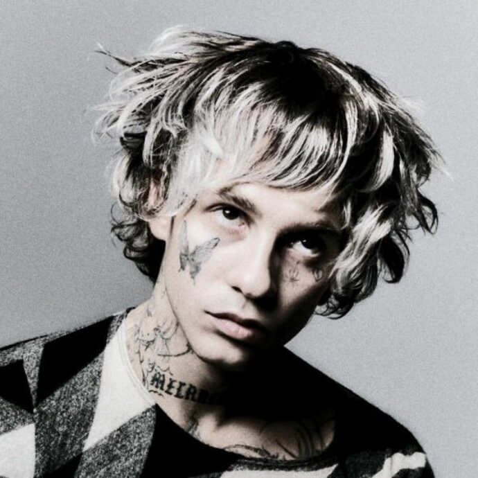 “Ero annoiato e ho pensato di andare al Festival, spero di arrivare ultimo. Chi non mi conosce, mi valuta per i tatuaggi e pensa che sia cattivo, si sbaglia”: Chiello a Sanremo 2026