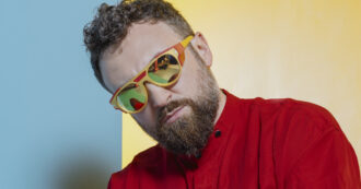 Copertina di “Stupito che mi abbiano richiamato per Sanremo 2026. Dopo gli appelli per Gaza sul palco dell’Ariston, la Rai non mi ha più cercato”: parla Dargen D’Amico