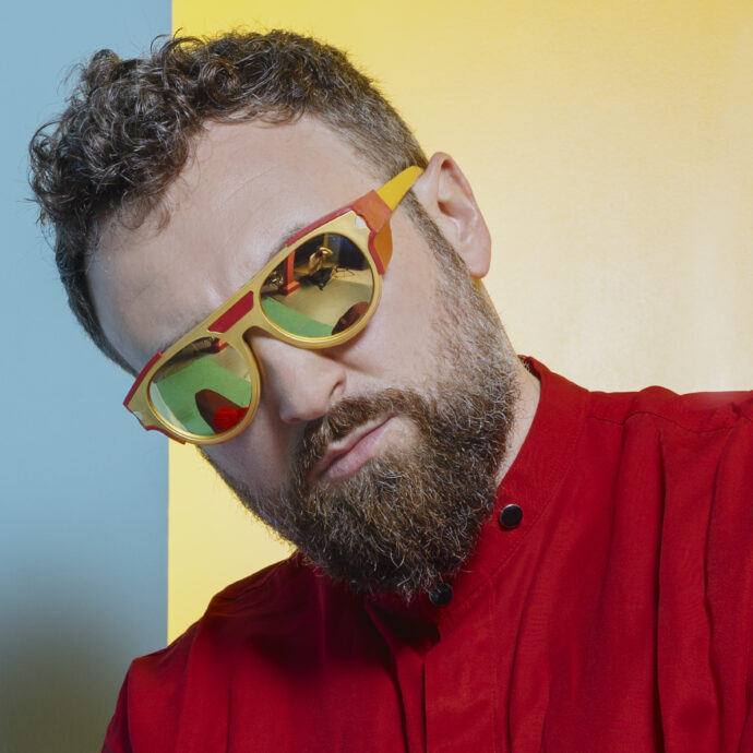 “Stupito che mi abbiano richiamato per Sanremo 2026. Dopo gli appelli per Gaza sul palco dell’Ariston, la Rai non mi ha più cercato”: parla Dargen D’Amico