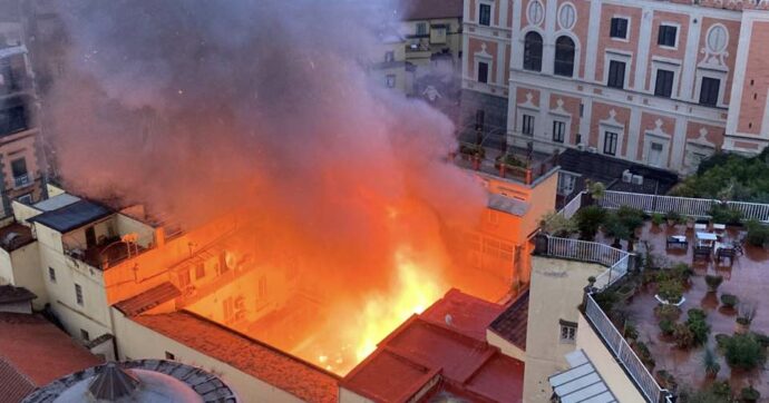 Napoli, vasto incendio a via Chiaia. Brucia la cupola del Teatro Sannazaro