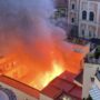 Copertina di Napoli, vasto incendio a via Chiaia. Brucia la cupola del Teatro Sannazzaro