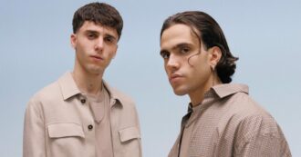 Copertina di “Ho scritto ovunque anche sul water, non riuscivo più ad alzarmi”. “Amicizia? È fare un disco insieme in 16 giorni”: Aka 7even e LDA a Sanremo 2026