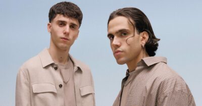 Copertina di “Ho scritto ovunque anche sul water, non riuscivo più ad alzarmi”. “Amicizia? È fare un disco insieme in 16 giorni”: Aka 7even e LDA a Sanremo 2026