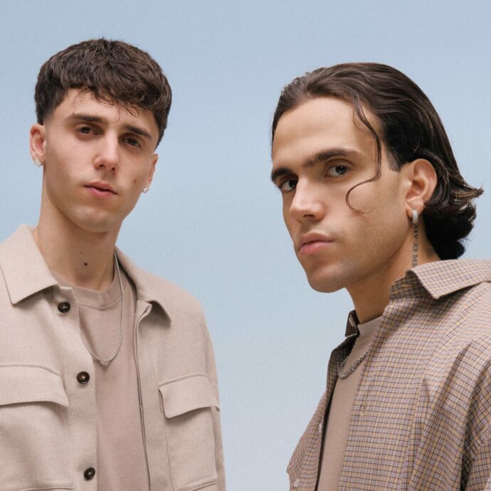 “Ho scritto ovunque anche sul water, non riuscivo più ad alzarmi”. “Amicizia? È fare un disco insieme in 16 giorni”: Aka 7even e LDA a Sanremo 2026