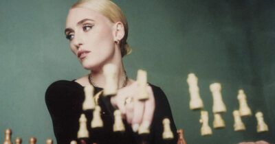 Copertina di “Dopo Sanremo 2026 mi sposo con Alessandro. Ci siamo conosciuti sul palco suonando insieme, in un momento complicato è stato la luce”: così Mara Sattei