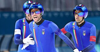 L’Italia domina gli Usa: è medaglia d’oro nel pattinaggio di velocità. Il riscatto di Davide Ghiotto dopo le lacrime