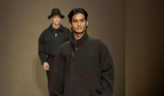 “Ho lasciato il mio lavoro di ingegnere civile per fare il modello di Giorgio Armani, è tutto surreale ma a volte mi manca il vecchio lavoro”: la storia di Shubham Vaidkar