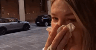 Copertina di “Bologna è la città più disgustosa d’Italia: è sporca e c’è puzza di urina ovunque. Mi ha fatto venire il mal di stomaco e la nausea”: la denuncia di una tiktoker
