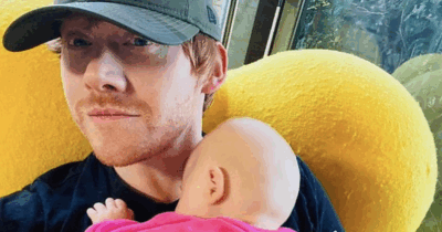 Copertina di “La prima notte da papà è stata terrificante, controllavo ogni secondo il respiro di mia figlia. Essere genitore ti isola dal resto”: lo rivela Rupert Grint