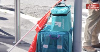 Copertina di “Facciamo anche 20 km per consegnare un panino. Aumentano le tratte, diminuiscono i soldi”. Presidio dei rider sotto la sede di Deliveroo