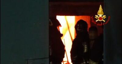 Copertina di Incendio al Teatro Sannazaro di Napoli, il video dei vigili del fuoco tra le fiamme