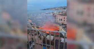 Incendio al Teatro Sannazaro di Napoli, il video del rogo dall’alto: l’edificio avvolto dalle fiamme
