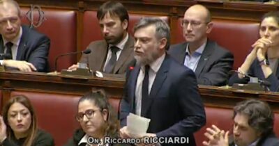 Copertina di Ricciardi al governo: “Board of Peace? Siete complici di un sistema d’affari che si spartisce il mondo”