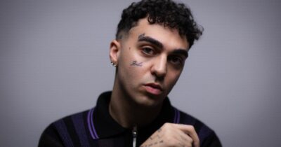 Copertina di Chi è Welo, l’autore della sigla del Festival di Sanremo 2026: la proposta di Carlo Conti e la modifica al testo, così “Emigrato” è diventato il jingle