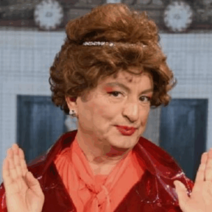 “Se volevo nascere donna? Quello no, sto bene così. Sono un fiero eterosessuale e non avendo conflitti con le donne le rappresento come sono, senza ambiguità erotiche”: parla Emma Coriandoli – Maurizio Ferrini