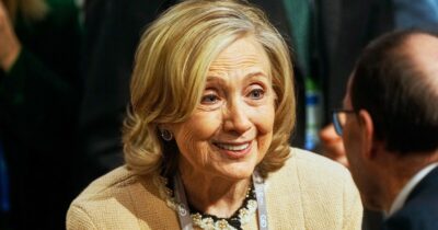 Copertina di Hillary Clinton accusa Trump di “insabbiamento” sugli Epstein files: “Siete lenti, fateli uscire”