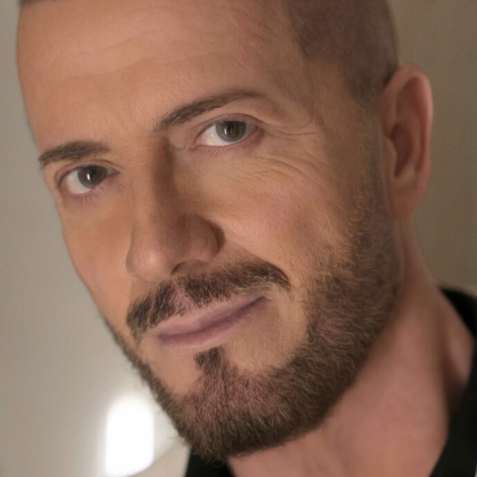 “Ci sono popoli che vengono massacrati, le loro condizioni sono decisamente peggiori di quelle di chi oggi vive in Occidente… Il sole sorgerà, quando questi tempi bui finiranno”: parla Raf