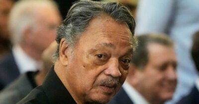 Copertina di Jesse Jackson è morto: leader per i diritti civili, era insieme a Martin Luther King nella marcia di Selma